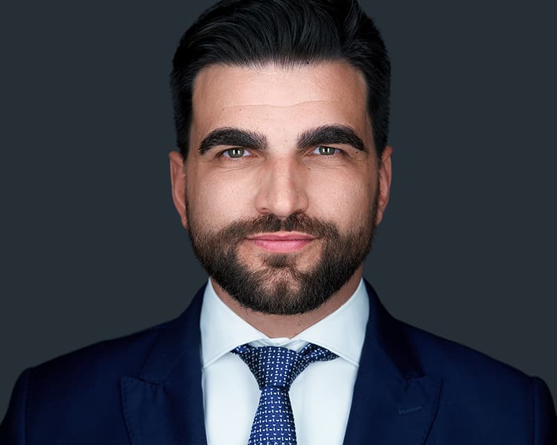 Retrato profissional com fundo escuro