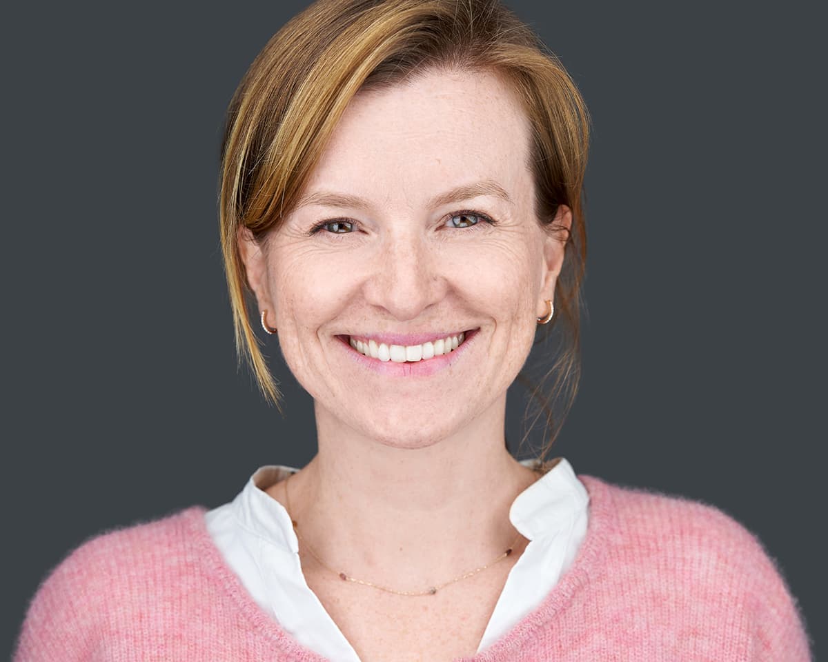 Retrato profissional com fundo cinza escuro em estúdio