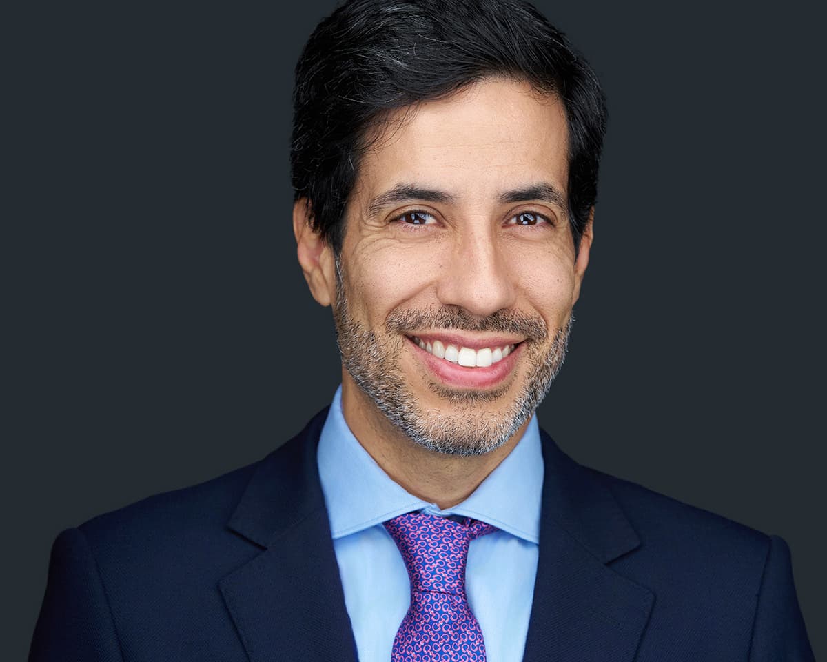 Retrato profissional com fundo neutro