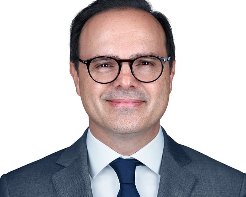 Retrato profissional com fundo claro