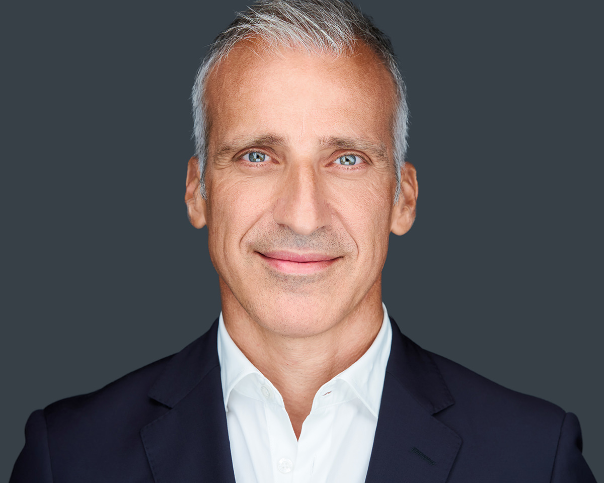 Headshot profissional em Coimbra em fundo neutro